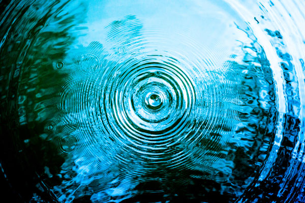 Ondas na superfície de um lago devido à queda de uma gota d’agua.