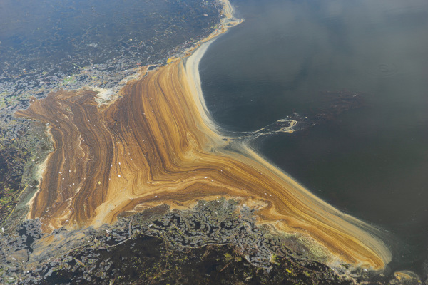 Mancha de petróleo na superfície do mar. 