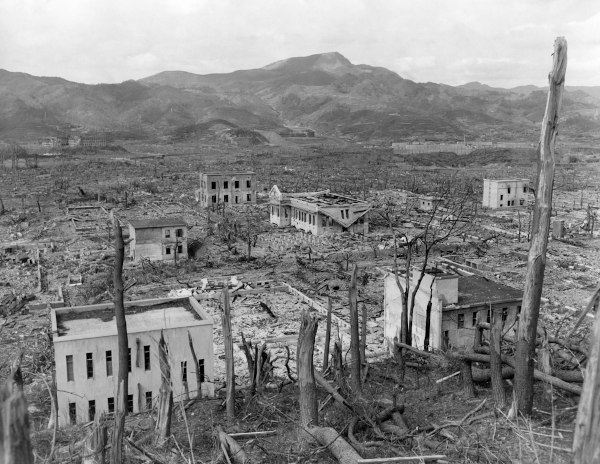 Ruínas da cidade Nagasaki, no Japão, após ataque de bomba atômica norte-americana em 1945, ao fim da Segunda Guerra Mundial.
