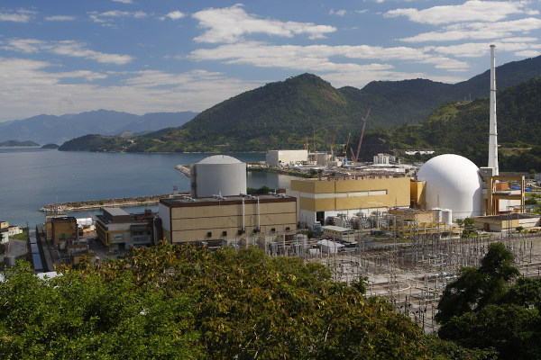 Usina Nuclear de Angra dos Reis, localizada no munic&iacute;pio de mesmo nome, no Rio de Janeiro.