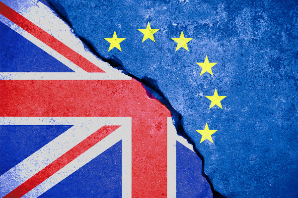 Meia bandeira da União Europeia e meia do Reino Unido, separadas por uma rachadura