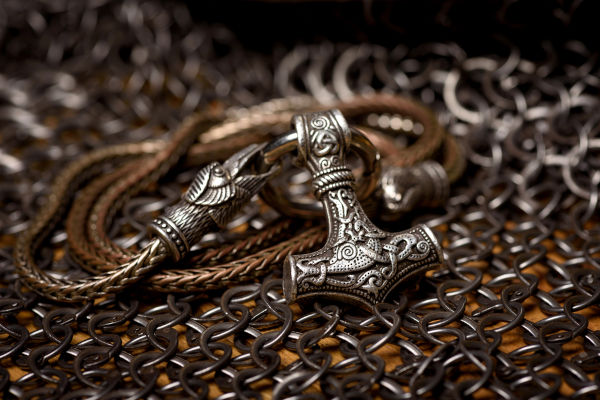 Cordão com pingente em formado do martelo Mjölnir de Thor
