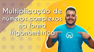 Professor ao lado do texto"Multiplicação de números complexos na forma trigonométrica" em fundo amarelo.
