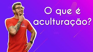 Professor ao lado do texto"O que é aculturação?" em fundo roxo.