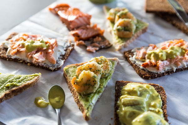 Sanduíche aberto dinamarquês (smørrebrød)