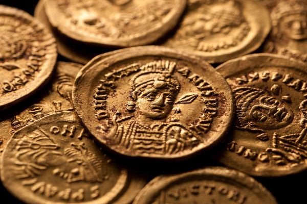 Moedas bizantinas de ouro grafadas com o retrato do imperador
