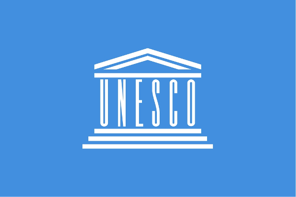 Bandeira da Unesco com a logomarca da instituição.[1]