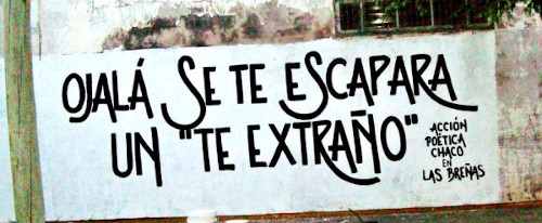 Muro onde se lê: “Ojalá se te escapara un ‘te extraño’”.