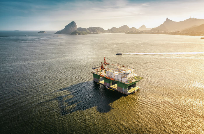 A extração de petróleo no Brasil é realizada em 10 estados, os principais são Rio de Janeiro e São Paulo.