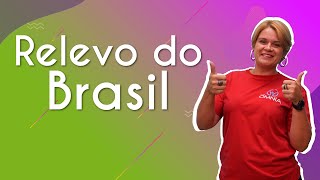Professora ao lado do texto"Relevo do Brasil".