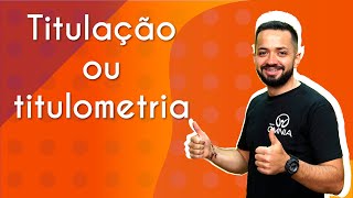 Professor ao lado do texto"Titulação ou titulometria" em fundo laranja.