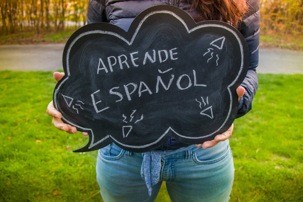 O “condicional simple” é equivalente ao futuro do pretérito em língua portuguesa.