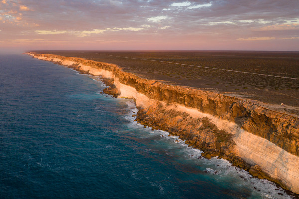 No sul da Austrália, as falésias se estendem horizontalmente por 100 km e chegam a 120 metros de altura em seu ponto mais elevado.