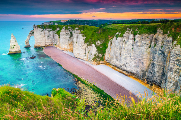 Falésias em Étretat, na França.