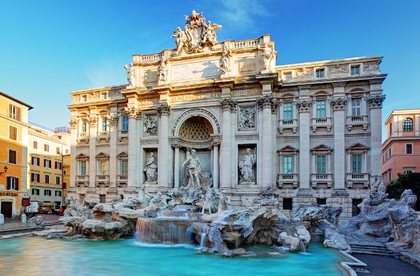 Vista de frente da Fontana di Trevi, em Roma
