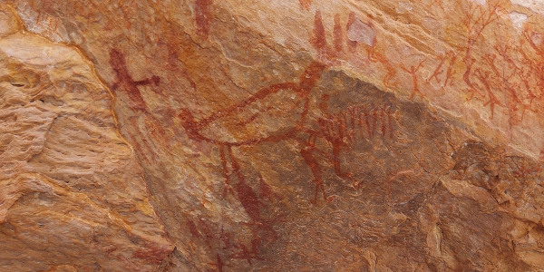 Pintura rupestre em parede de caverna