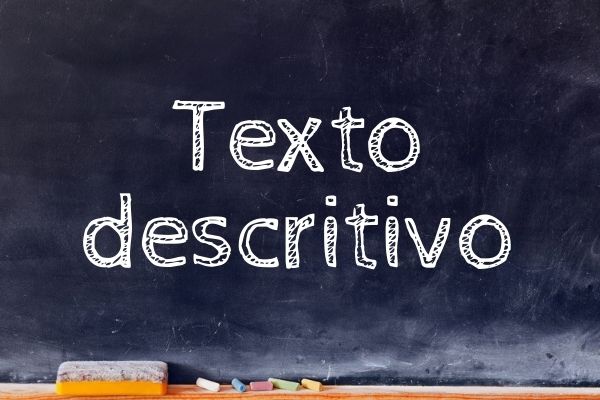 Texto descritivo escrito sobre quadro negro.