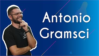 "Antonio Gramsci" escrito sobre fundo azul ao lado da imagem do professor