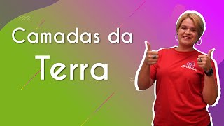 "Camadas da Terra" escrito sobre fundo colorido ao lado da imagem da professora