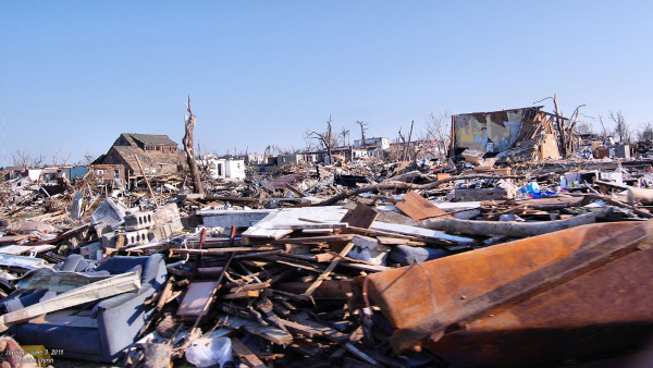 Devastação causada pela passagem de um tornado de intensidade F5 na cidade de Joplin (Missouri), nos Estados Unidos.