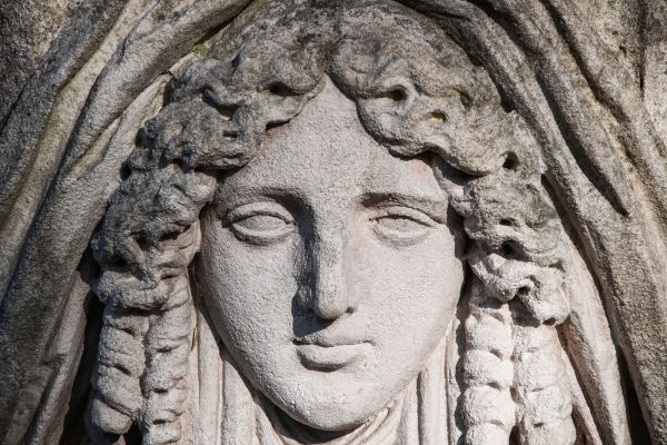 Hera era conhecida como a deusa das mulheres, do casamento e protetora das mulheres grávidas.