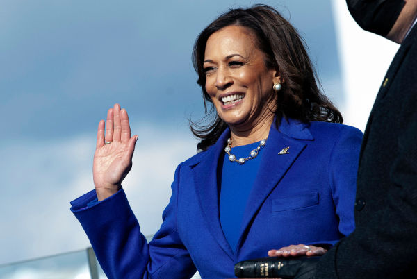 Kamala Harris fazendo juramento na sua posse como vice-presidente.