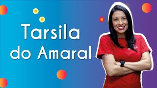Professora ao lado do texto"Tarsila do Amaral".