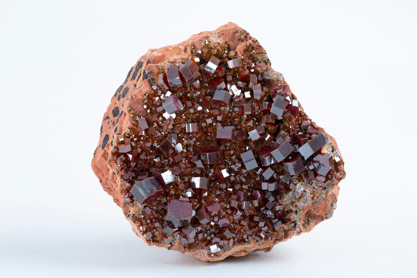  Amostra de vanadinita, uma das fontes minerais de vanádio.