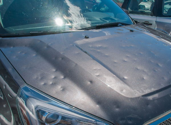 Carro danificado após uma chuva de granizo.