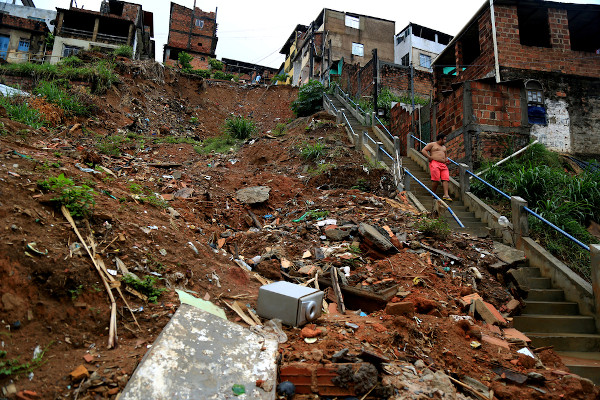 Os deslizamentos de terra no Brasil são frequentes durante o verão, época em que há maior ocorrência de chuvas intensas. [1]