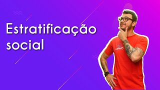 Professor ao lado do texto"Estratificação social"em fundo roxo.