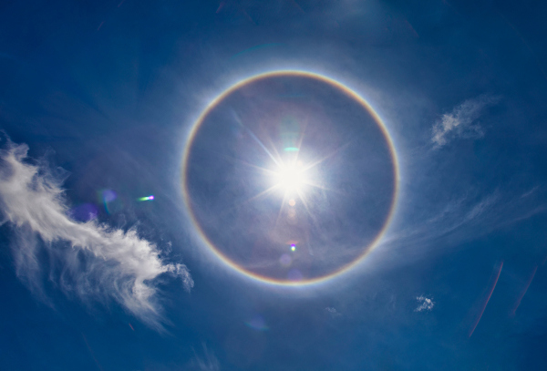 Halo solar é uma coroa policromática formada ao redor do Sol.