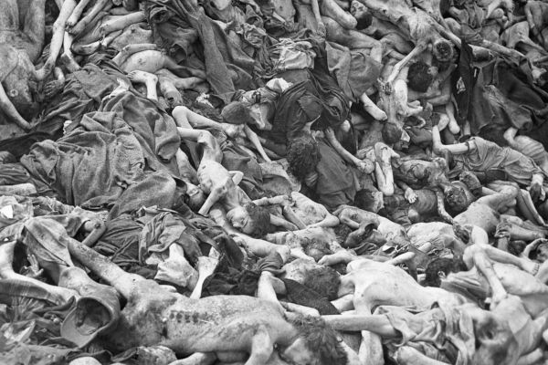 IMAGEM FORTE Corpos de vítimas do Holocausto