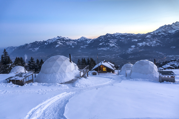 Iglus construídos em ambiente de clima polar. 