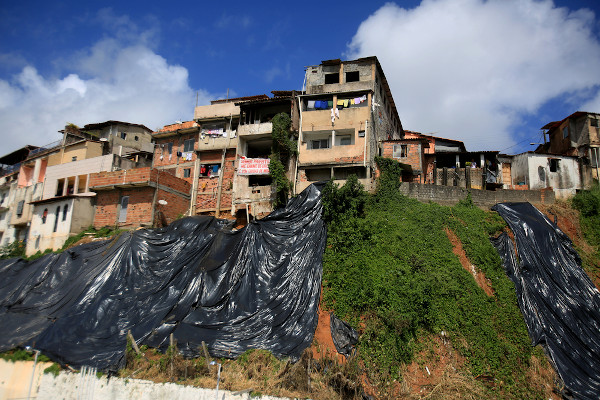 Solo exposto coberto com plástico para diminuir o impacto da água das chuvas