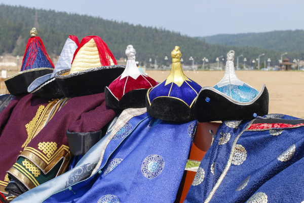 Variadas vestes e acessórios tradicionais da Mongólia.