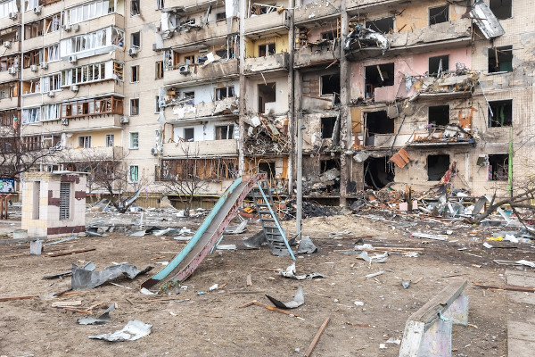 A imagem mostra o resultado de um ataque russo à Kiev, capital da Ucrânia. [1]