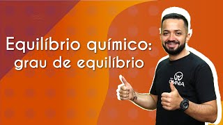 Professor ao lado do texto"Equilíbrio químico: grau de equilíbrio" em fundo laranja.