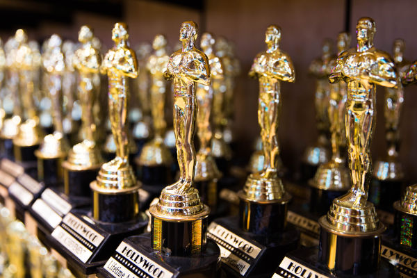 Estatuetas do Oscar dispostas lado a lado
