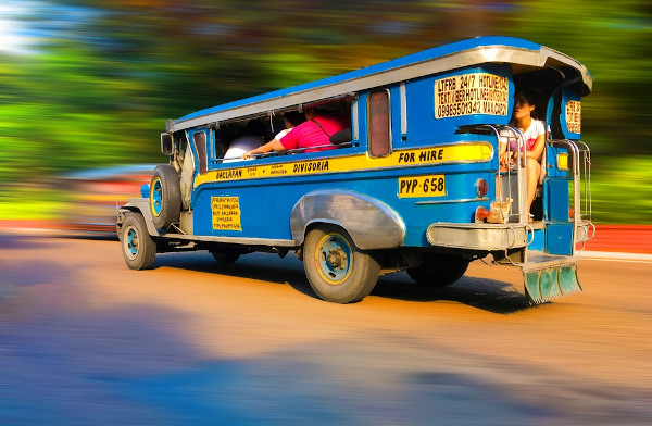  Jeepney, veículo tradicional das Filipinas utilizado no transporte público. 