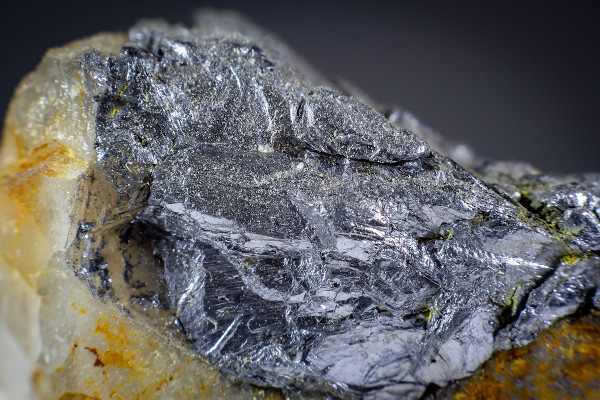 Molibdenita, principal minério de molibdênio.