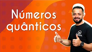 "Números quânticos" escrito sobre fundo laranja ao lado da imagem do professor