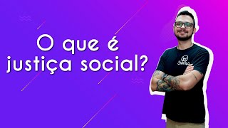 Professor ao lado do texto"O que é justiça social?" em fundo roxo.