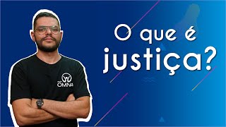 "O que é justiça?" escrito sobre fundo azul ao lado da imagem do professor