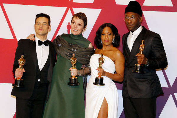 Rami Malek, Olivia Colman, Regina King e Mahershala Ali, segurando suas respectivas estatuetas, no 91º Oscar