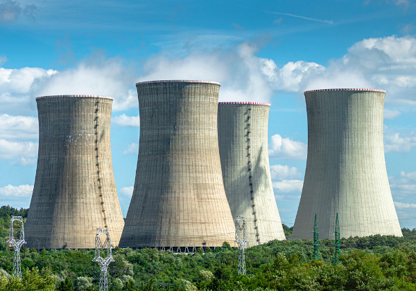 Torres de uma usina nuclear.