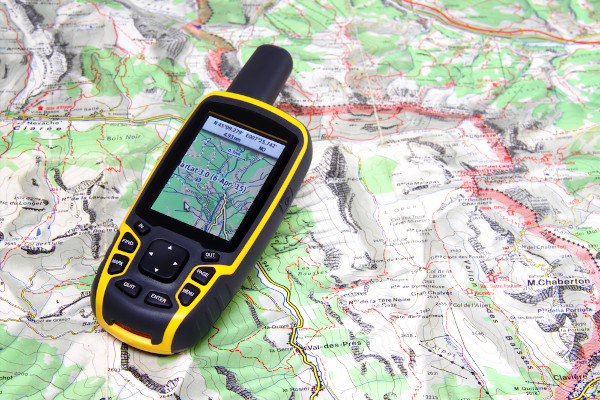 GPS Garmin sobre um mapa.