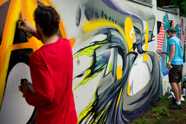 Jovens grafitando