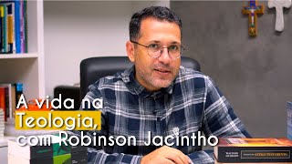 "A vida na Teologia, com Robinson Jacintho" escrito sobre a imagem do teólogo Robinson sentado em uma cadeira