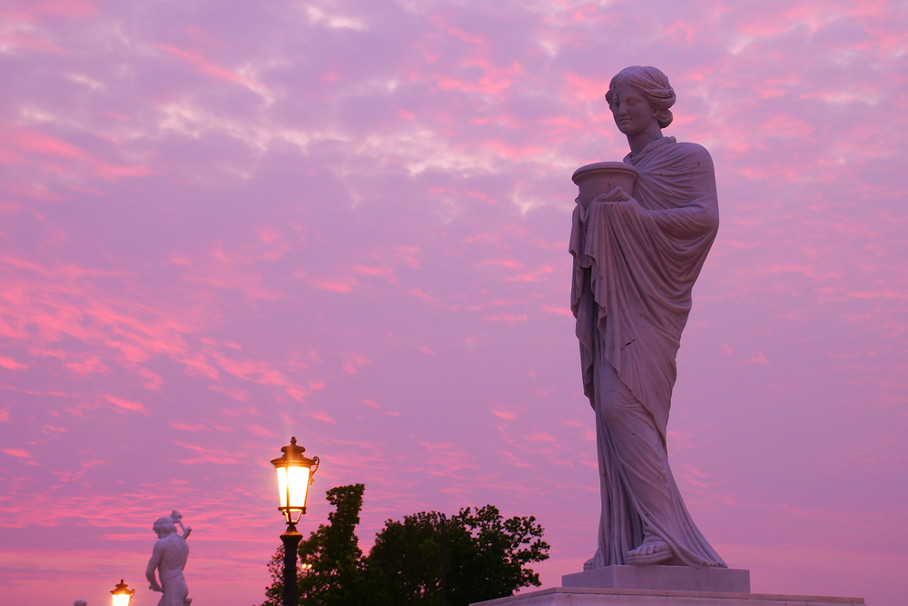 Estátua da deusa grega Héstia.